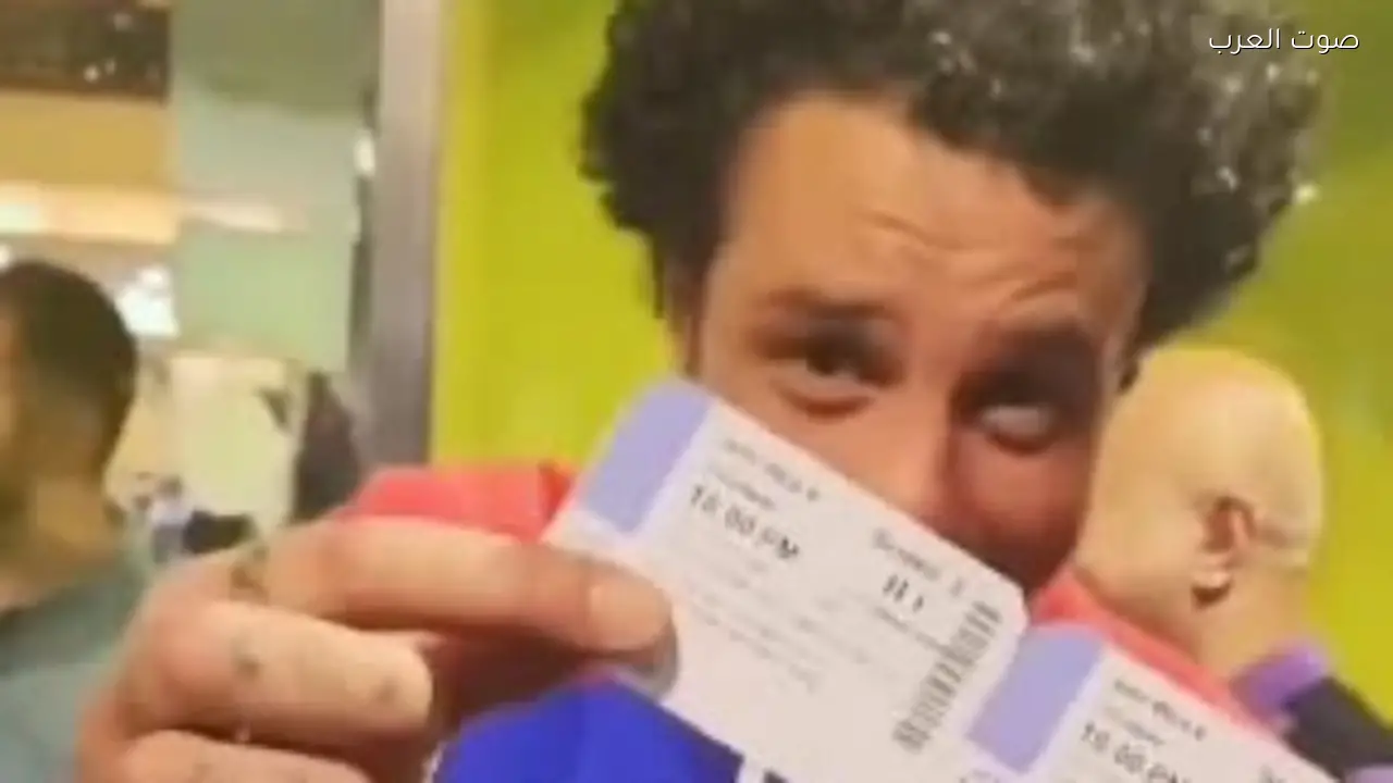 أحمد الفيشاوي يوزع تذاكر فيلم سفاح التجمع في السينما