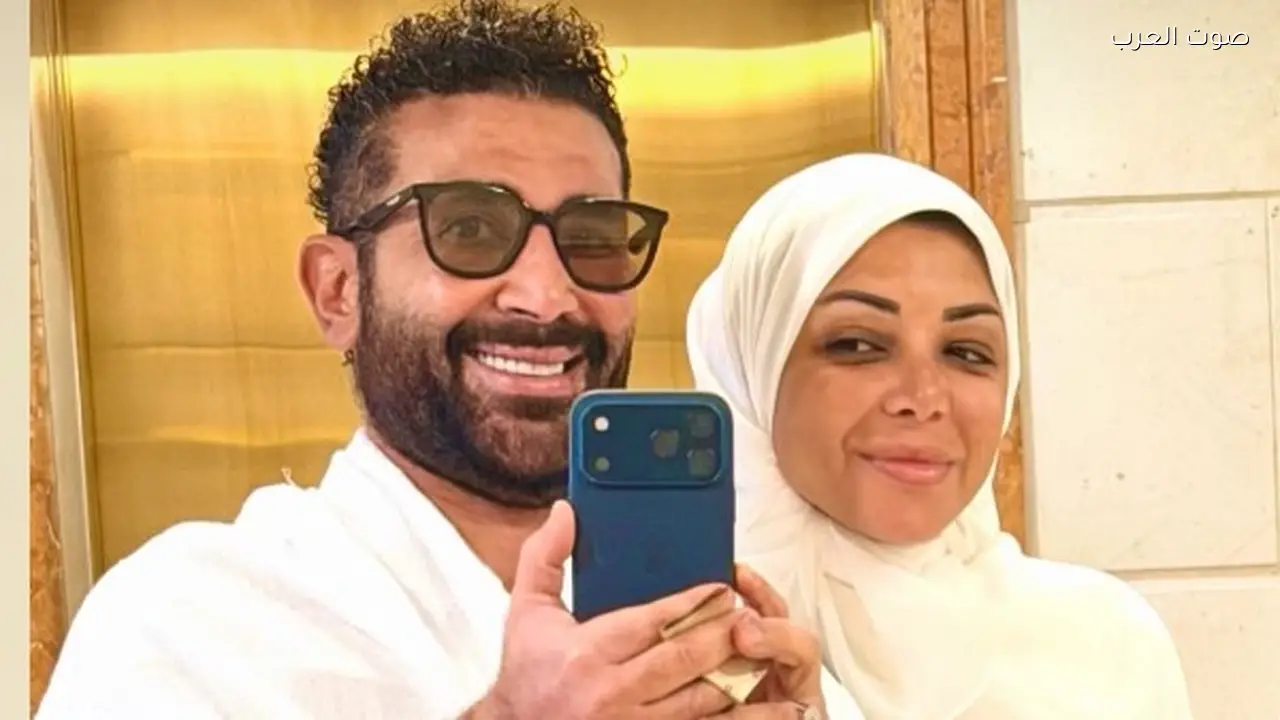أحمد سعد ينشر صورًا مع زوجته بملابس الإحرام