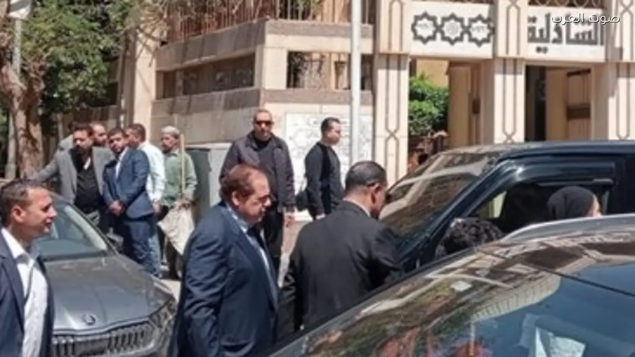 أحمد عز يشارك في وداع والدته بمسجد الحامدية الشاذلية