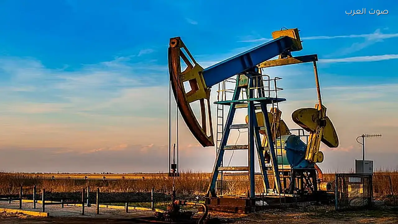 أسعار النفط تنخفض بأكثر من 10% عند الإغلاق