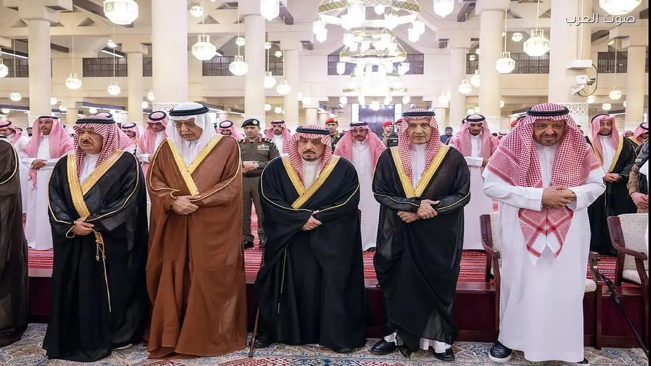 أمير الرياض يصلي على جثمان الأميرة نوره بنت عبدالعزيز آل سعود