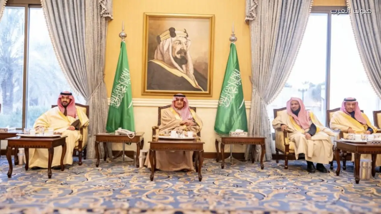 أمير تبوك يلتقي رؤساء المحاكم ومديري الإدارات الحكومية والمواطنين