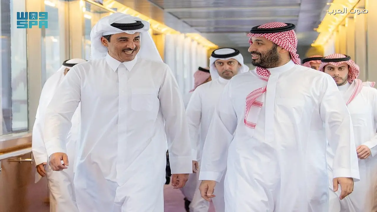 أمير قطر يصل جدة وولي العهد في استقباله