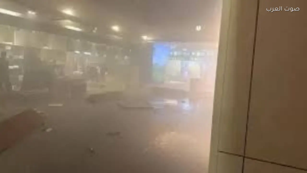 إخلاء مبانٍ في دبي مارينا بعد سقوط شظايا على برج سكني