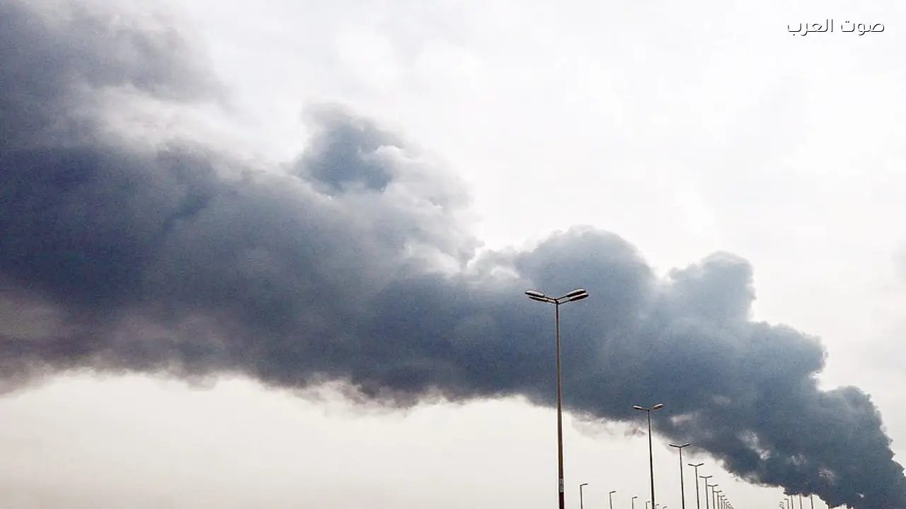 إخماد حريق في خزانات وقود بمطار الكويت بعد هجوم بطائرات مسيرة