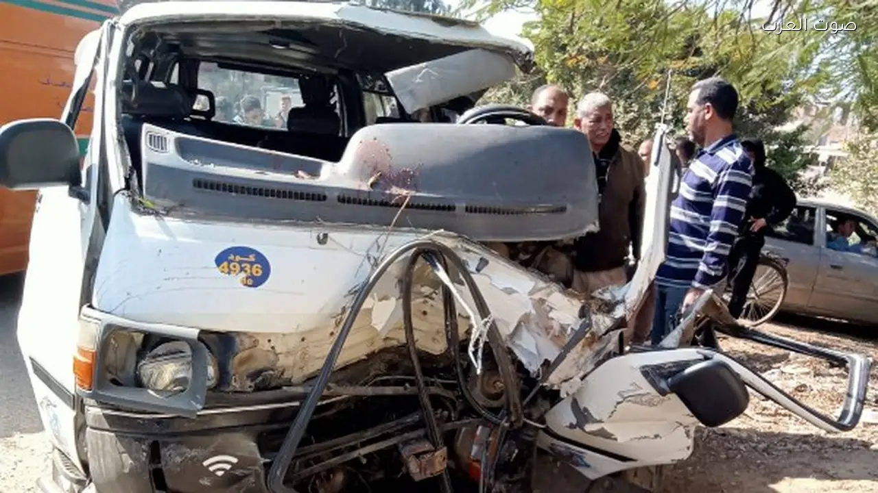 إصابة 8 في تصادم ميكروباص بحائط منزل في المنوفية