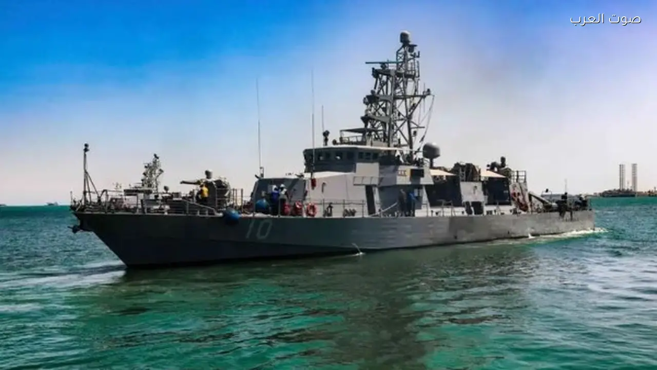 إصابة سفينة بقذيفتين في ميناء البحرين