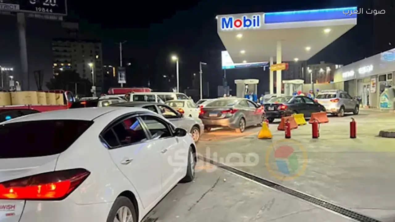 إقبال كبير على محطات الوقود بعد شائعة أسعار المواد البترولية