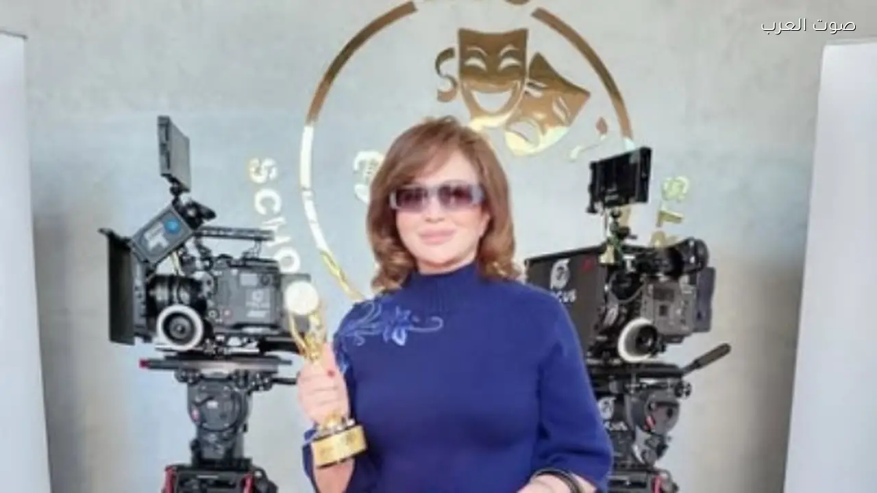 إلهام شاهين تثير الجدل بإطلالتها الجديدة