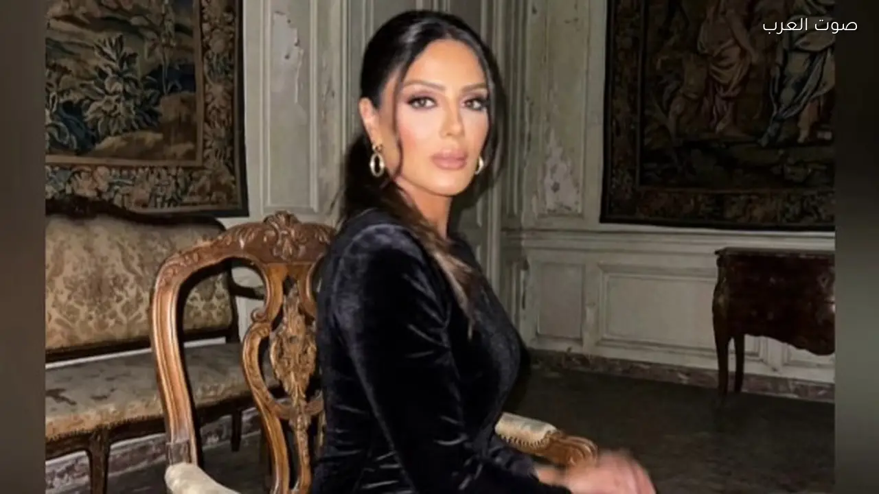 إنجي المقدم تتألق بفستان قطيفة على إنستجرام