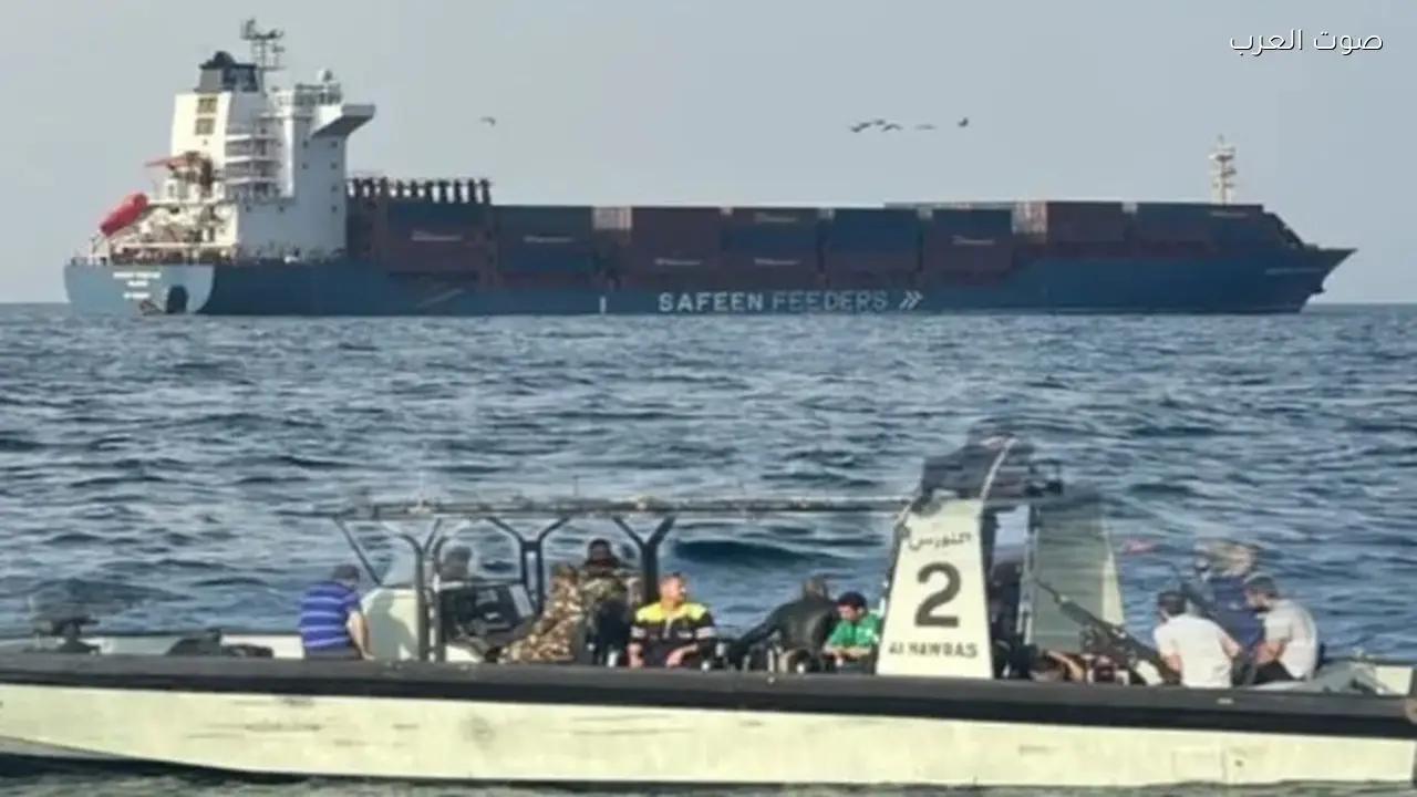 إنقاذ طاقم سفينة شحن تعرضت لهجوم قرب مضيق هرمز