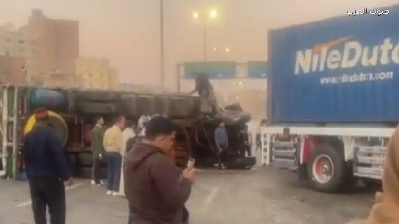 إنقلاب سيارة نقل يتسبب في تحطم سيارات على دائري المريوطية