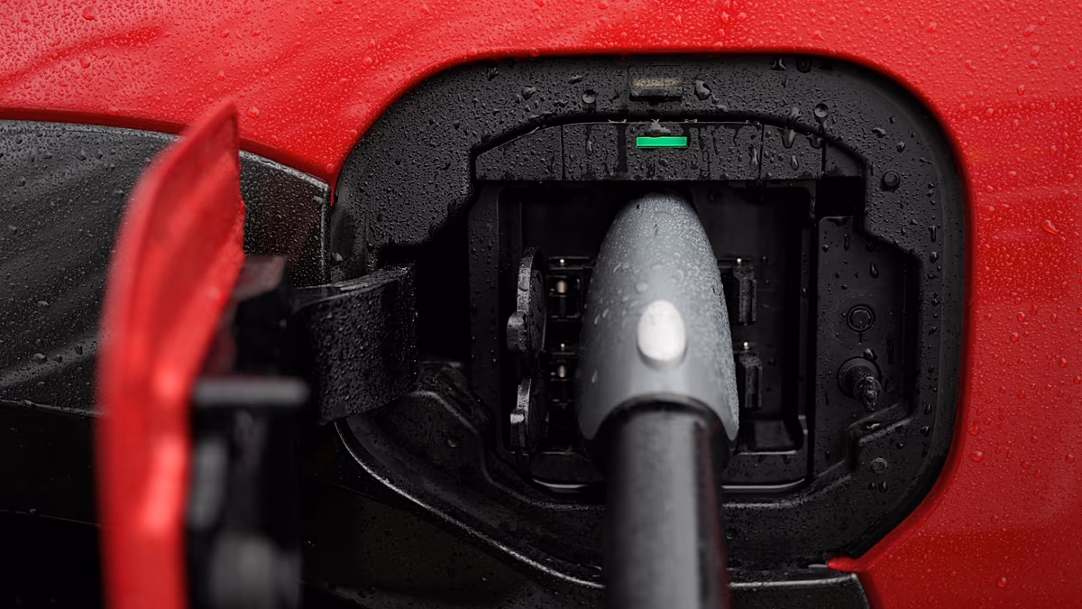 ارتفاع أسعار البنزين يدفع نحو زيادة استخدام السيارات الكهربائية