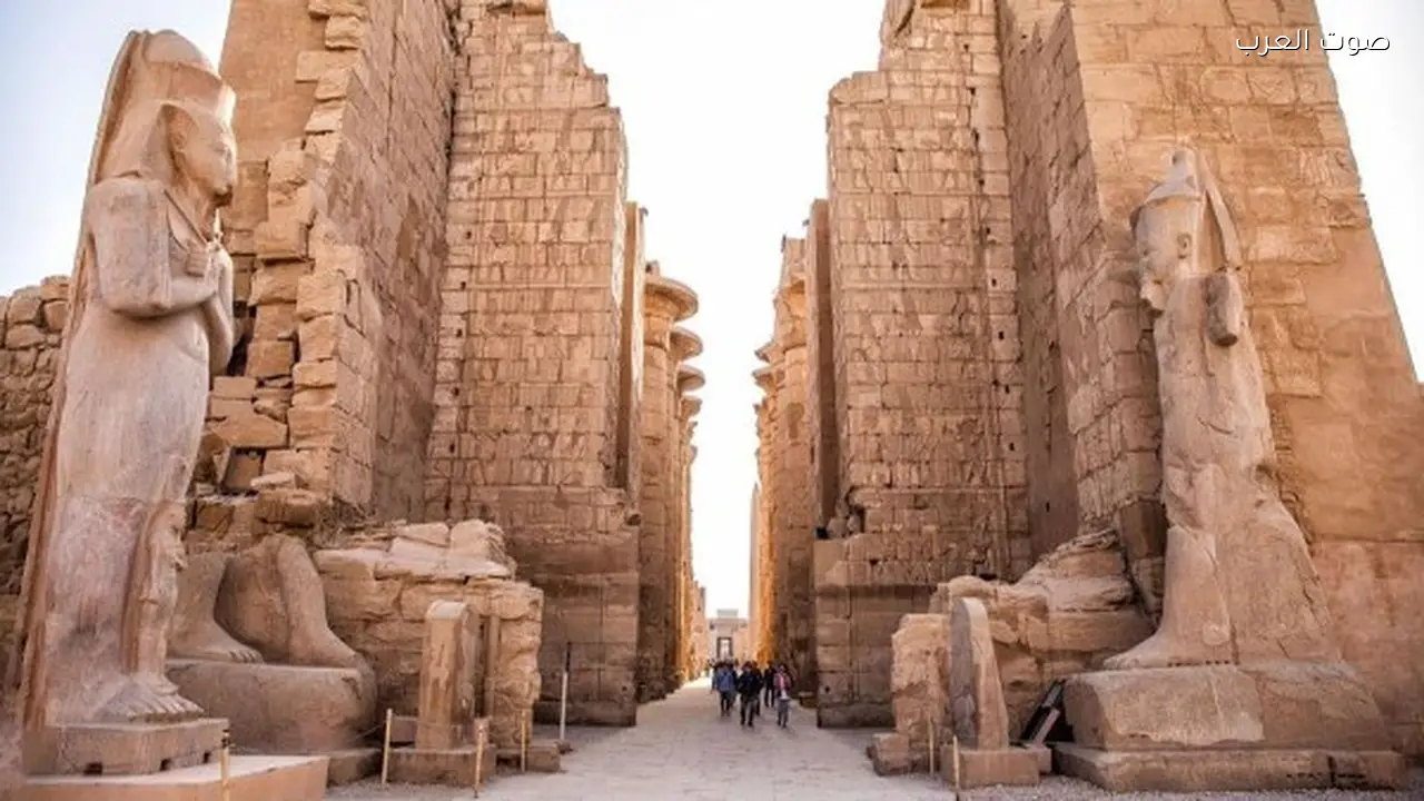 استكمال أعمال الحفائر في معابد الكرنك بمصر