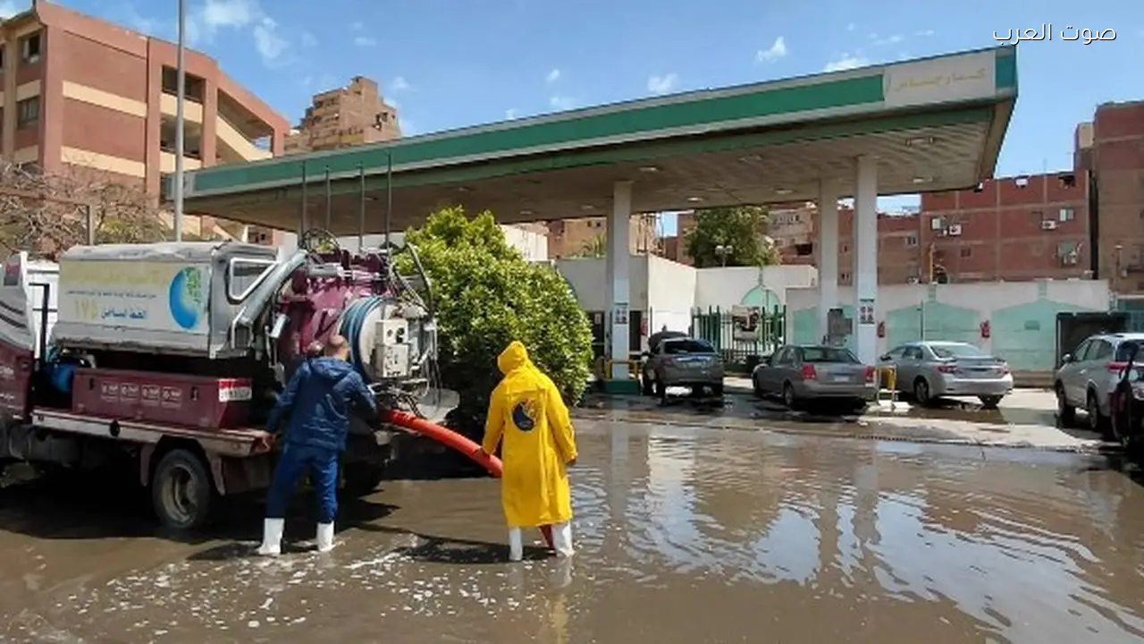 استمرار سحب مياه الأمطار في القاهرة عبر شبكة الصرف الصحي