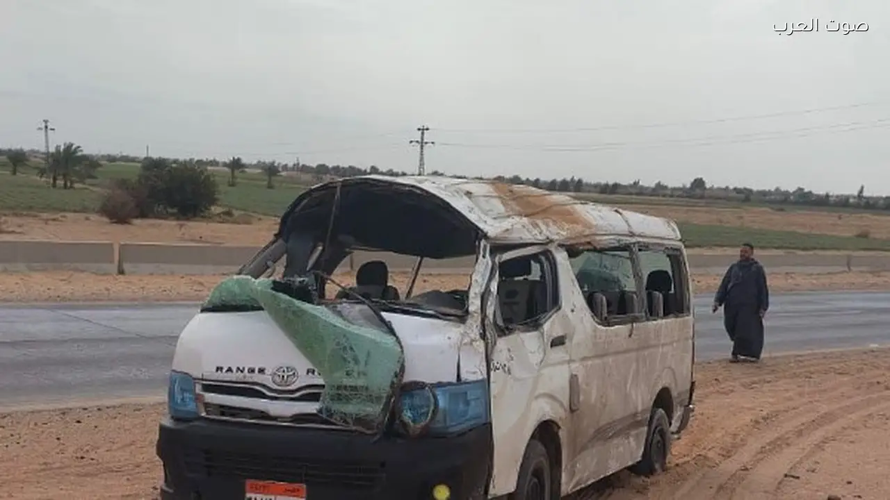 اصطدام أتوبيس مدرسة برصيف في طريق 6 أكتوبر