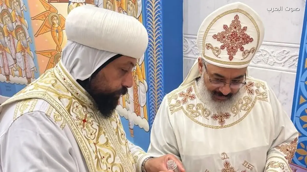 الأنبا أثناسيوس يدشن أواني المذبح في كنيسة السمائيين بالأميرية