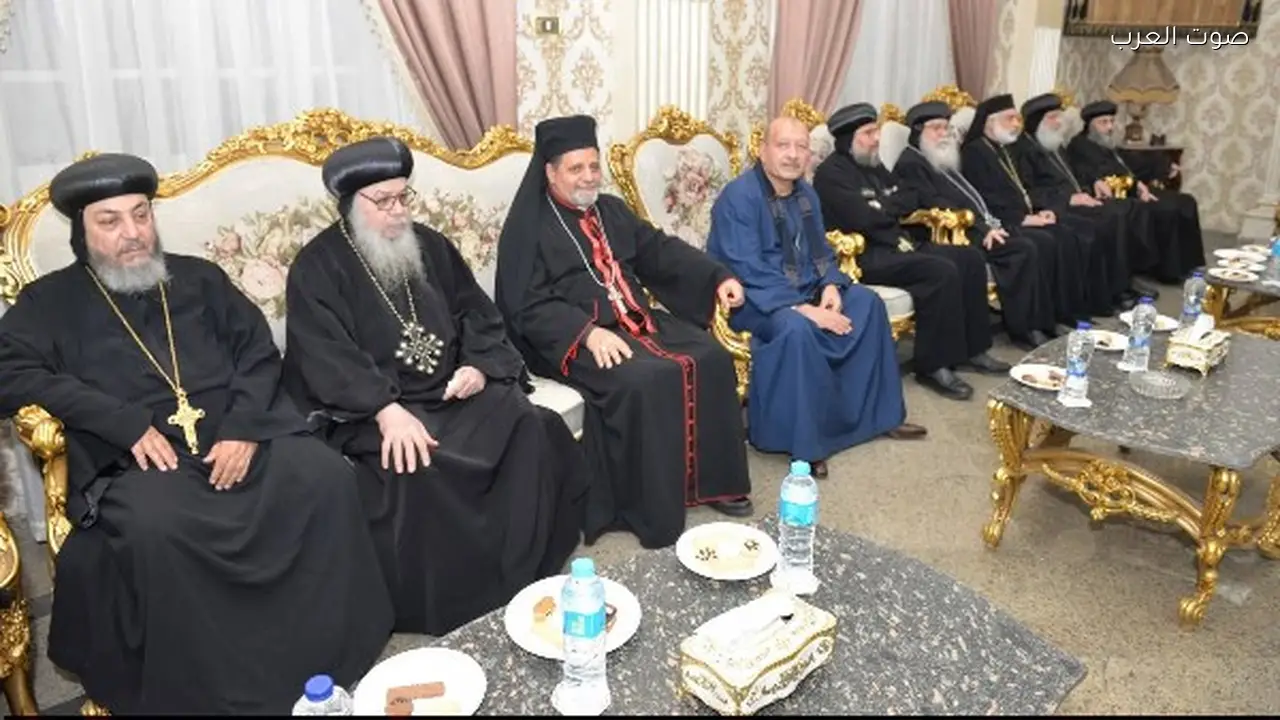 الأنبا باسيليوس يهنئ قيادات المنيا بعيد الفطر المبارك