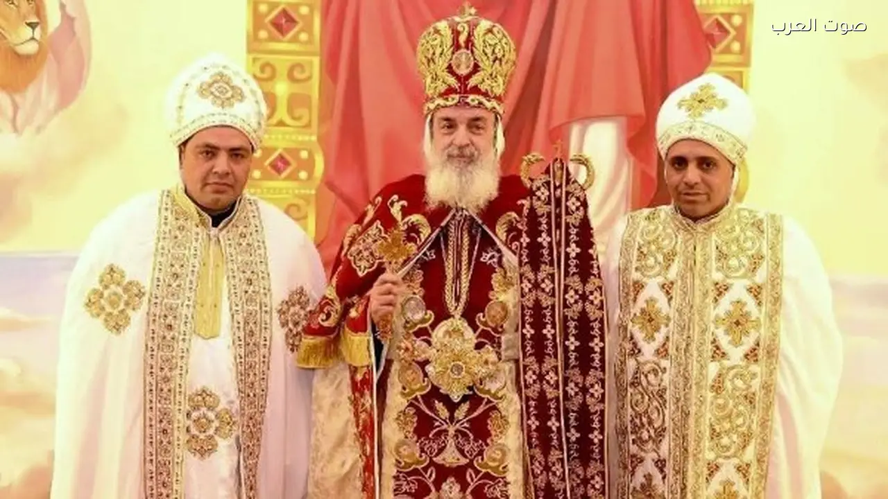 الأنبا مقار يكرم كاهنين جديدين في إيبارشية الشرقية والعاشر