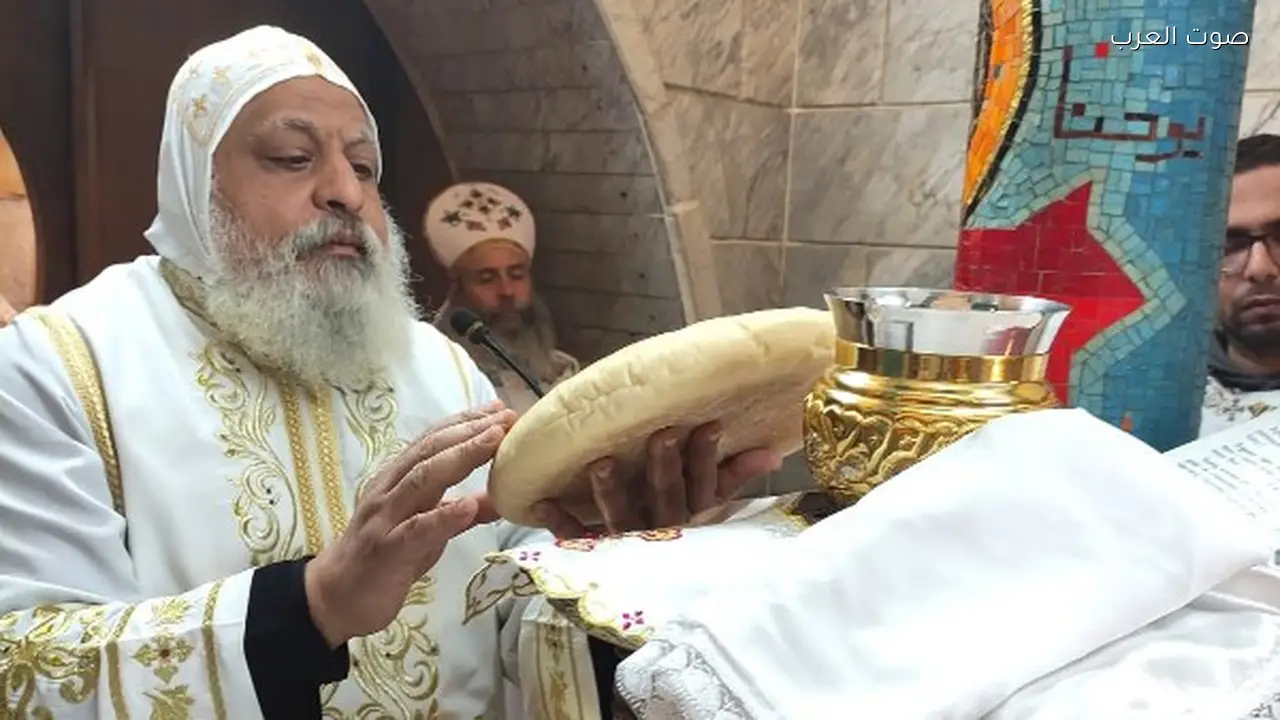 الأنبا ميخائيل يدشن أواني مذبح جديدة ويلتقي بالمكرسات في الدير