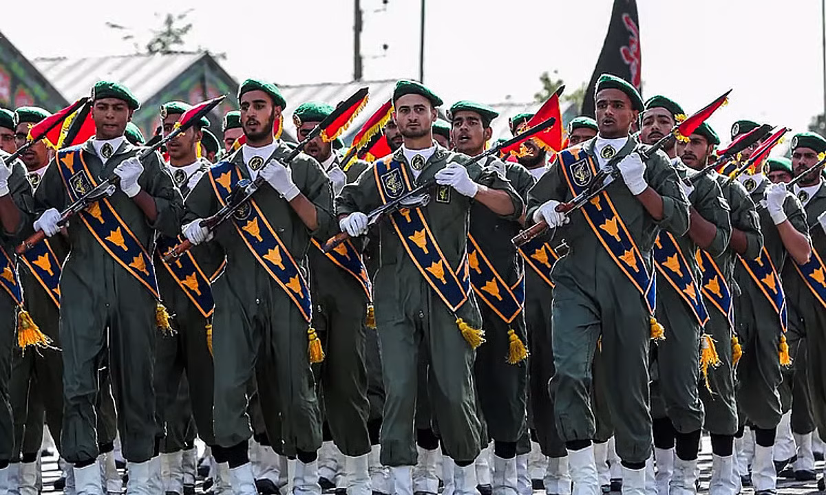 الحرس الثوري يهدد باستهداف المراكز الاقتصادية في المنطقة