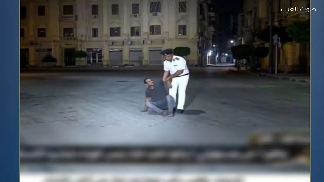 الداخلية توضح حقيقة فيديو شرطي يجذب مواطناً بشكل غير لائق