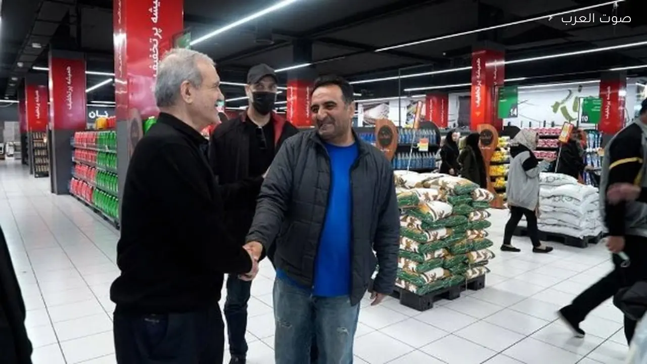 الرئيس الإيراني يتسوق في طهران رغم القصف في بزشيكان