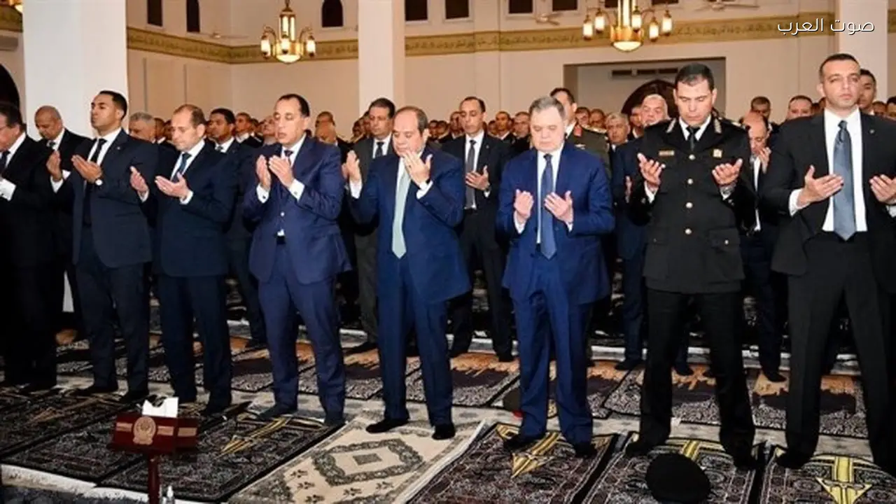 الرئيس السيسي يشارك طلبة كلية الشرطة في صلاتي العشاء والتراويح