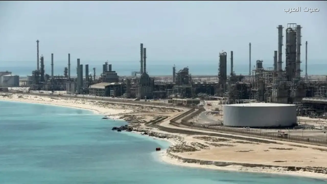 السعودية تعترض طائرتين مسيرتين تستهدفان مصفاة رأس تنورة