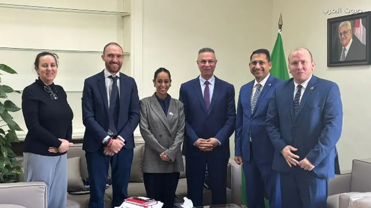 السفير فائد مصطفى ينتقد توقف أنشطة أطباء بلا حدود في غزة