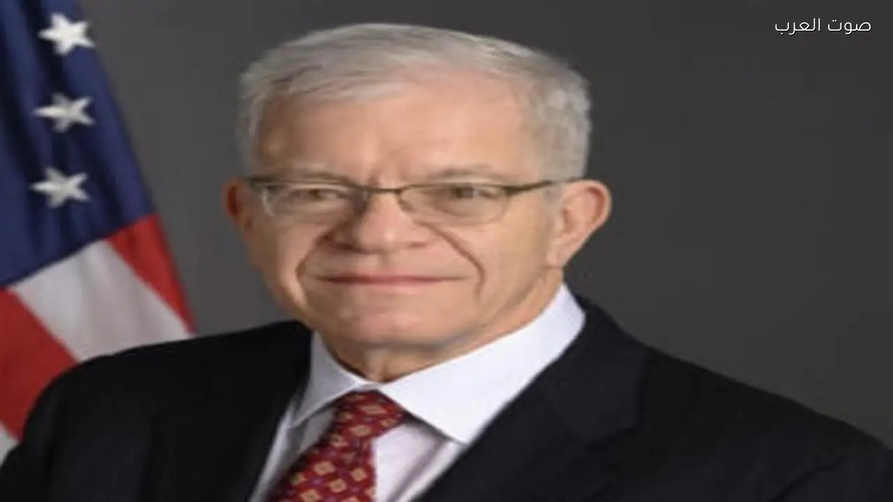 القائم بأعمال السفير الأمريكي في القاهرة يعبر عن حبه لكحك العيد