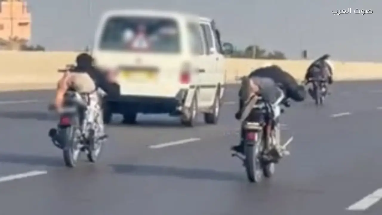 القبض على 3 أشخاص بسبب استعراضهم بدراجات نارية في الجيزة