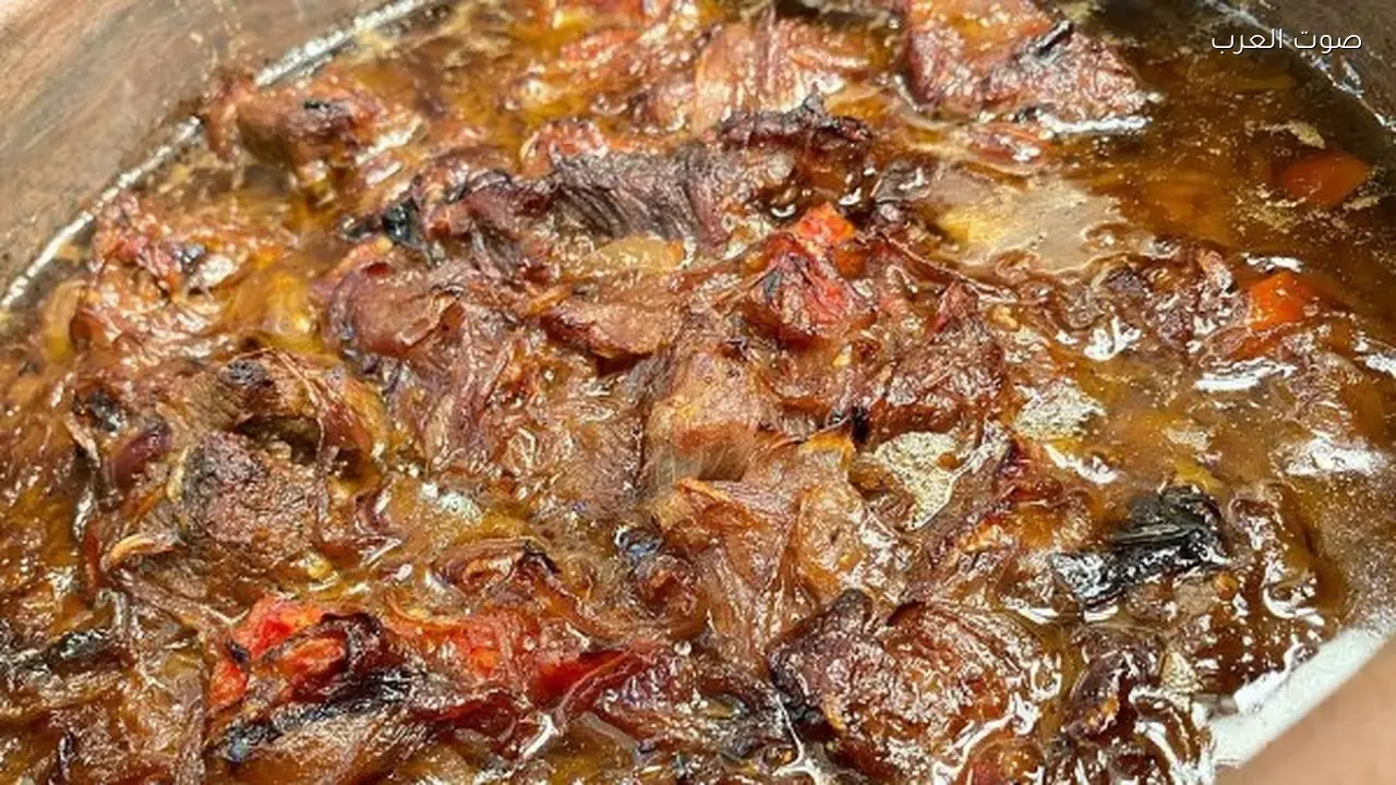 اللحمة بالبصل: وجبة مصرية غنية بالفوائد الغذائية