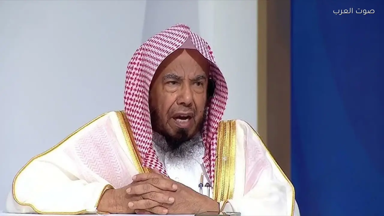 المطلق يشرح حكم استخدام الرموش المؤقتة للزينة في فيديو توضيحي