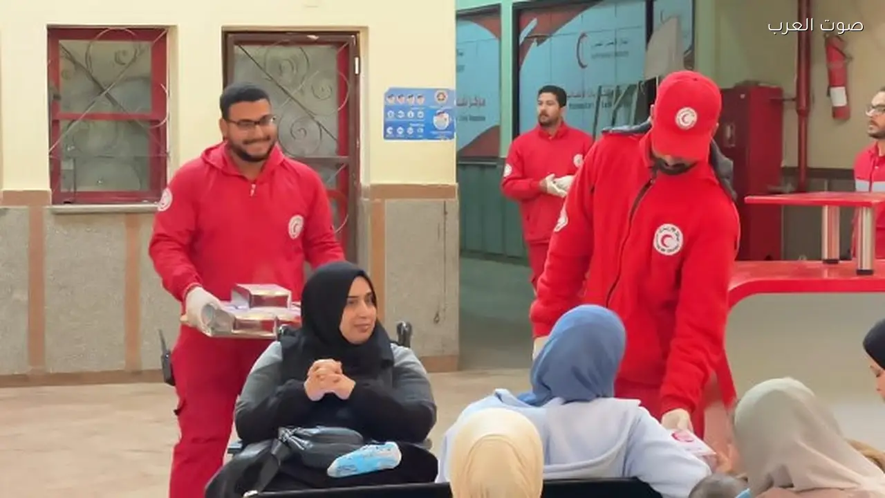 الهلال الأحمر يبدأ استقبال جرحى فلسطينيين جدد