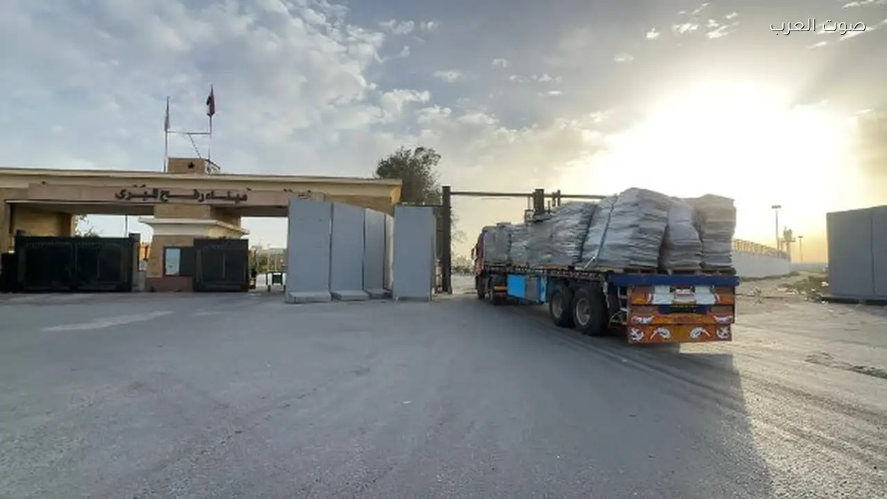 الهلال الأحمر يرسل قافلة غذائية شتوية إلى غزة