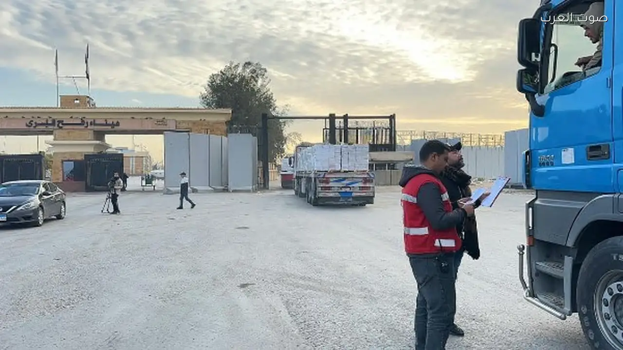 الهلال الأحمر يرسل مساعدات غذائية وشتوية إلى غزة عبر قافلة «زاد العزة» 163