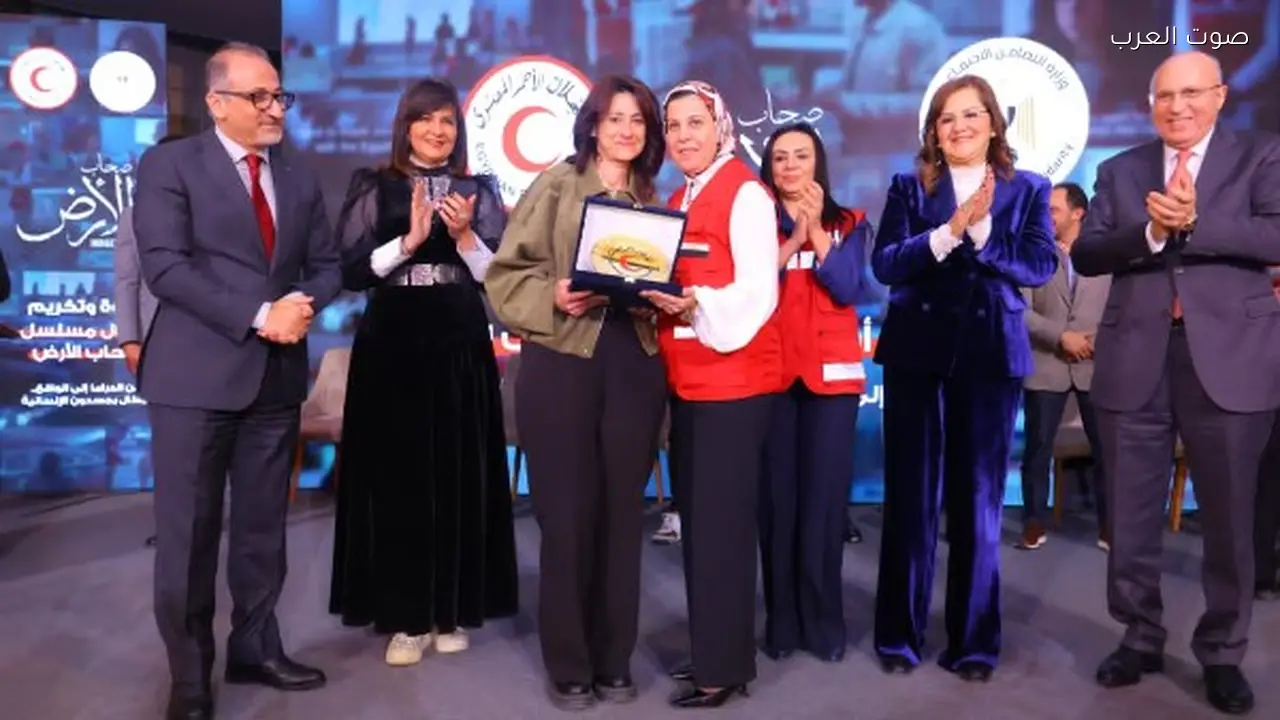 الهلال الأحمر يكرم أبطال مسلسل “صحاب الأرض”