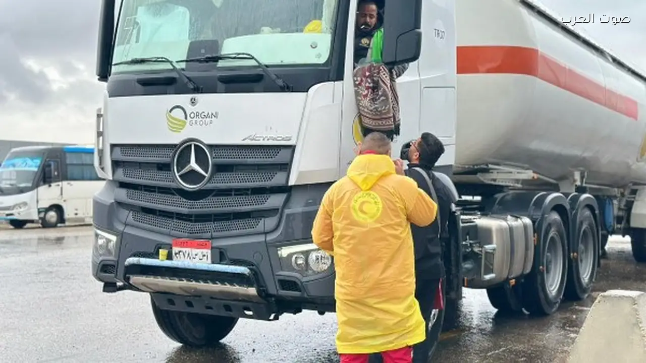 الهلال الأحمر يوزع 60 ألف سلة غذائية وخيام وملابس للفلسطينيين