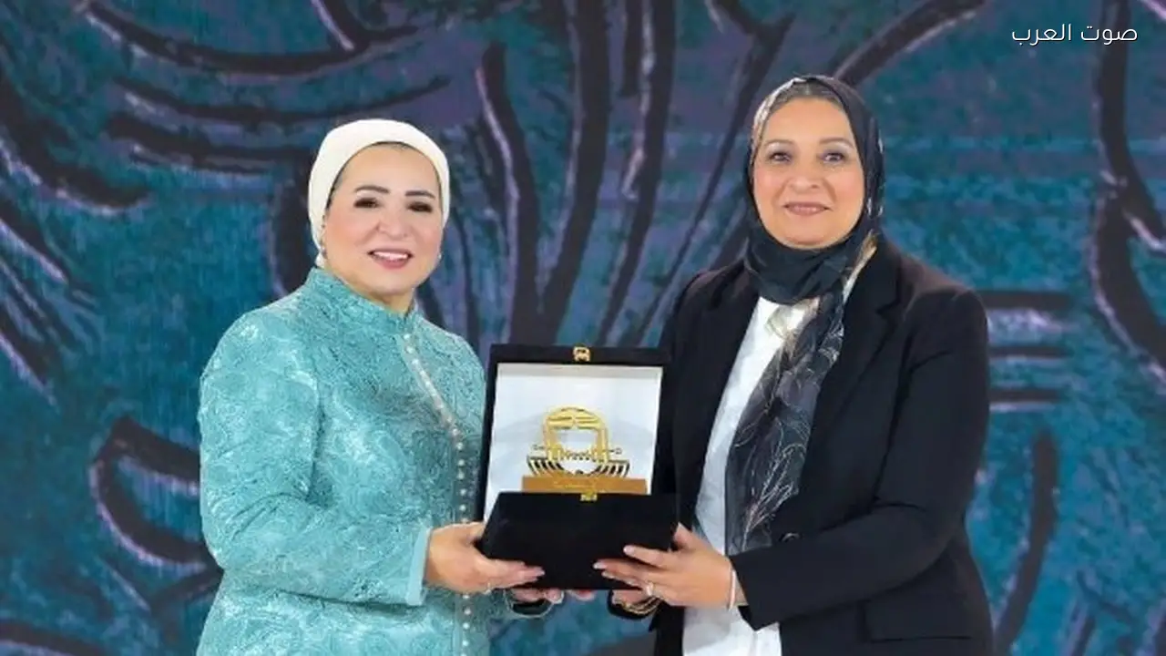 انتصر السيسي تكرم نائب رئيس جامعة عين شمس في احتفالية المرأة المصرية