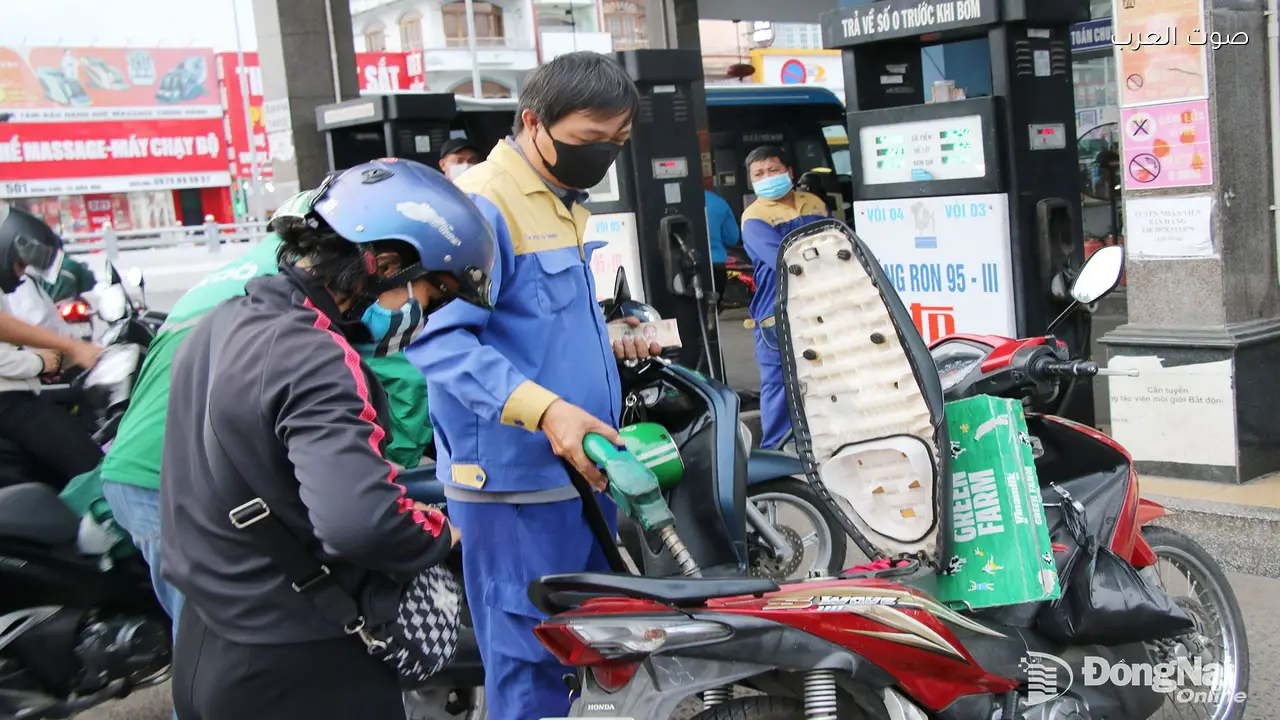 انخفاض أسعار البنزين والديزل بنحو 8000 دونغ فيتنامي/لتر