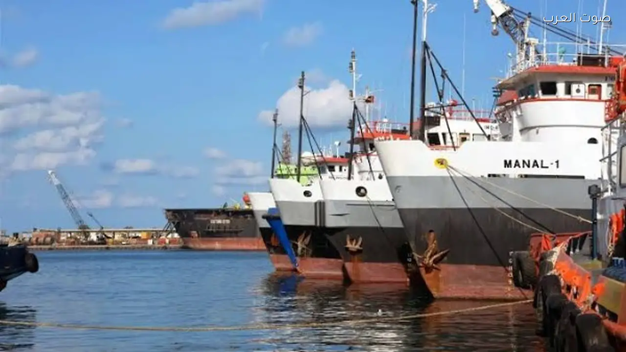 انفجارات قرب سفينة راسية شمال غرب ميناء الشارقة