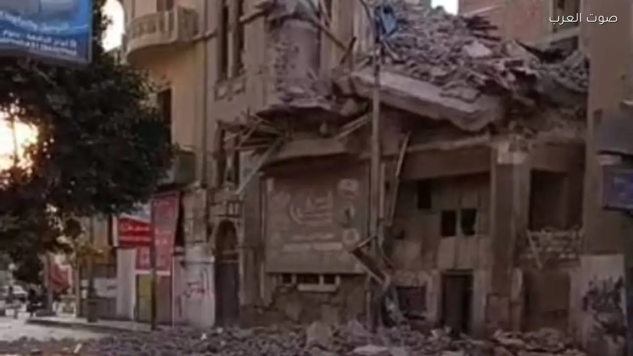 انهيار عقار قديم في ميدان بالاس بالمنيا وفصل الغاز والكهرباء