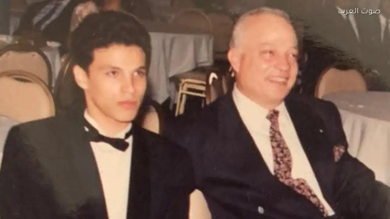 تامر عبدالمنعم يشارك صورة نادرة مع والده ويعبر عن دهشته