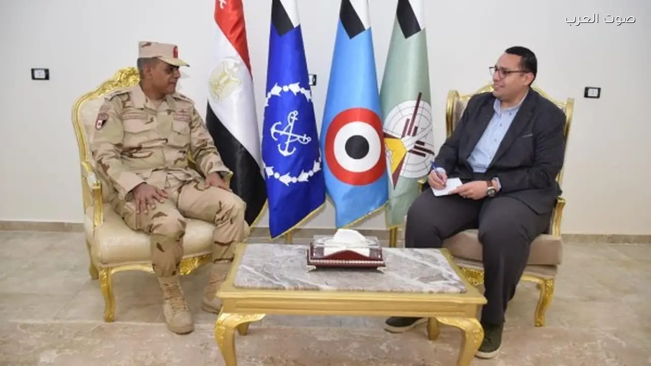 تدريب المجندين في مركز المدفعية على أحدث أساليب القتال العالمية