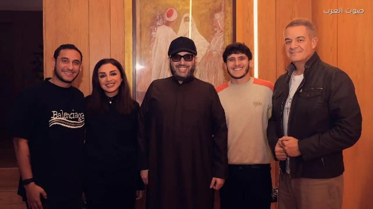 تركي آل الشيخ يزور أنغام ويقدم لها فطير مشلتت