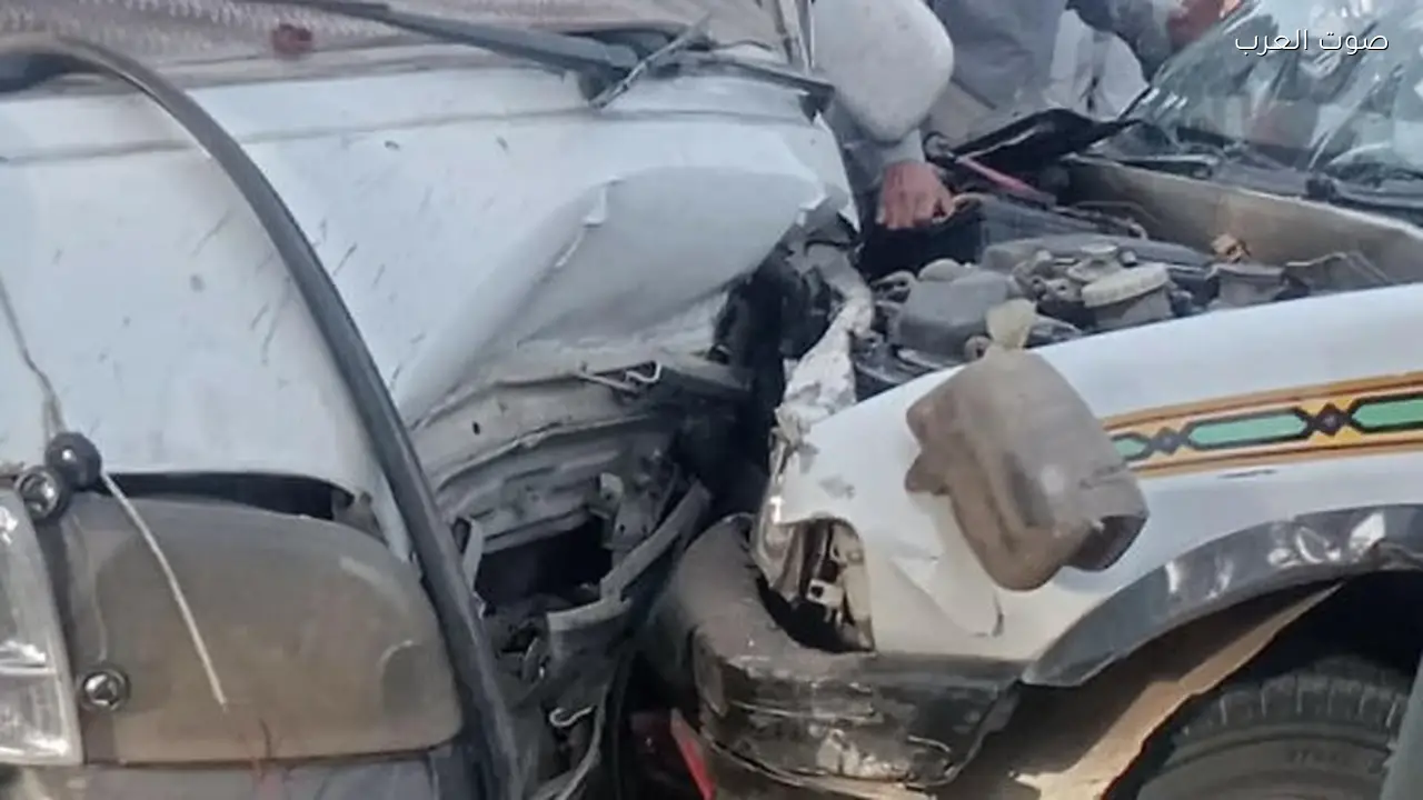 تصادم سيارتي أجرة في إسنا يسفر عن إصابة 20 شخصًا