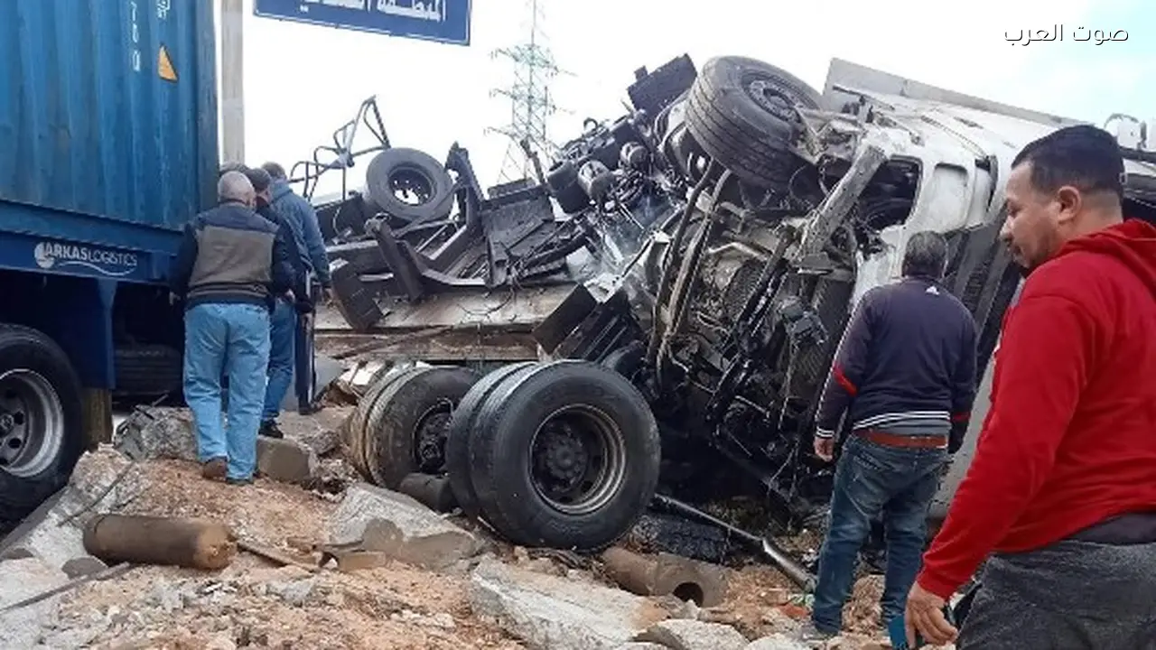 تصادم سيارتين نقل على طريق الواحات بسبب الأمطار وإصابة شخصين