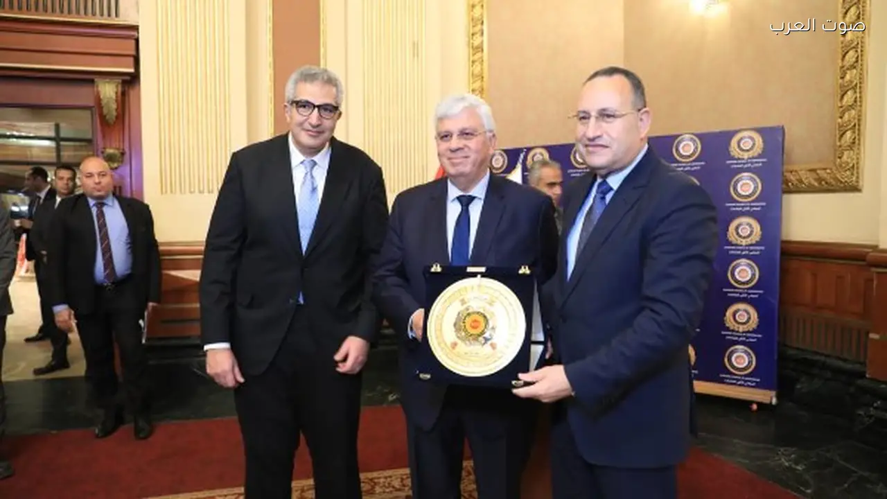 تكريم أيمن عاشور لجهوده في تطوير التعليم العالي