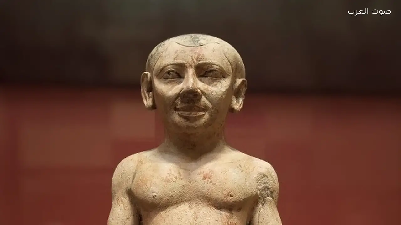 تمثال خنوم حوتب يبرز تقدير المصريين القدماء للأقزام